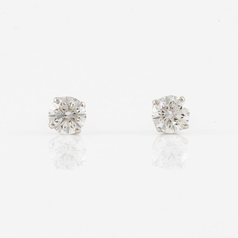 Örhängen, 18K vitguld med briljantslipade diamanter totalt 0.50 ct, medföljande GIA dossier.