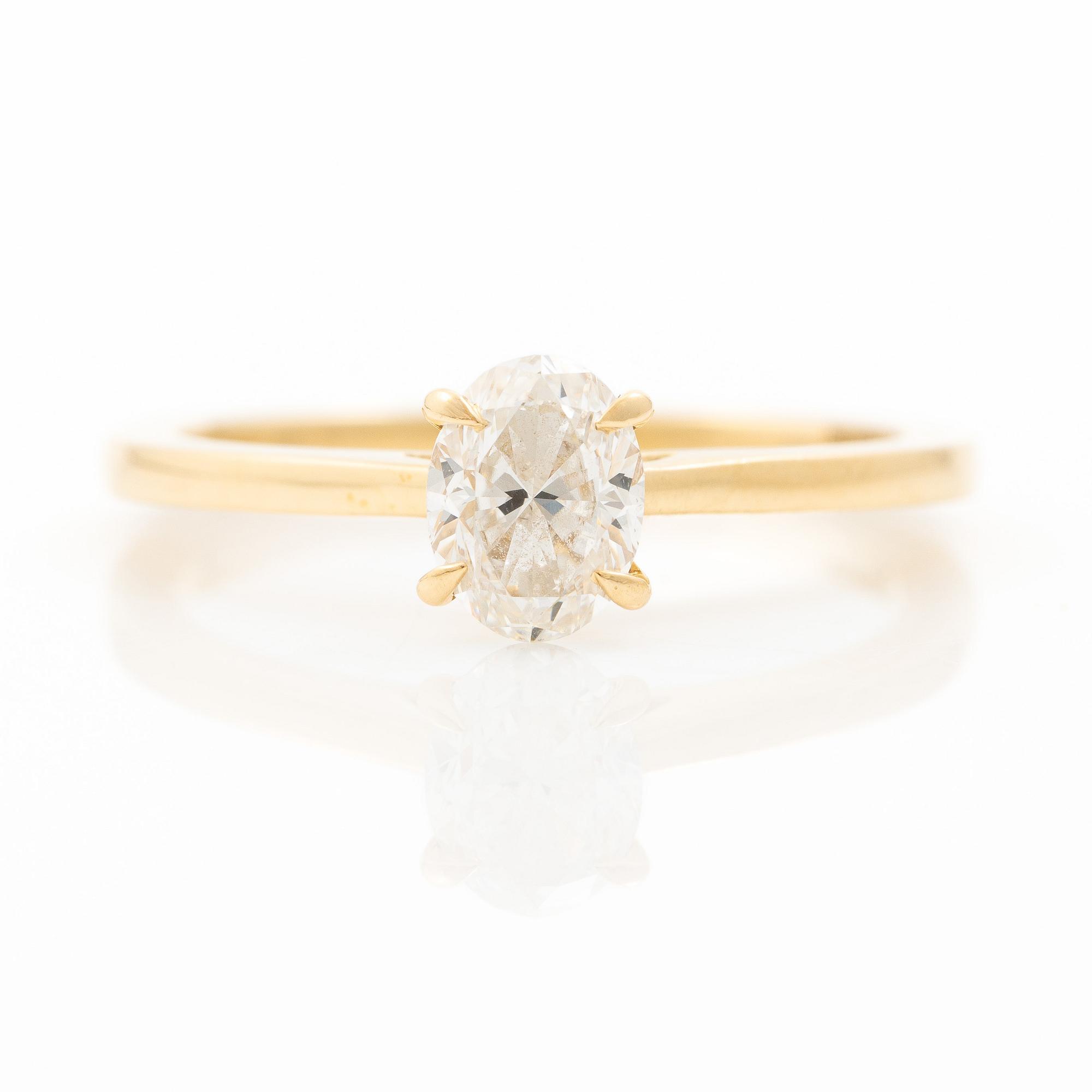 Ring 18K guld med ovalslipad diamant 0.72 ct, medföljande GIA dossier.