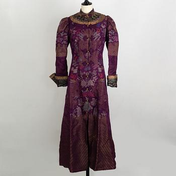 A Chinese silk robe, late Qing dynasty/around 1900.