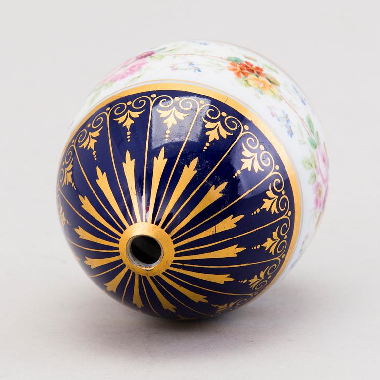 A Russian Easter porcelain egg from the time of Alexander I (1801-1825).