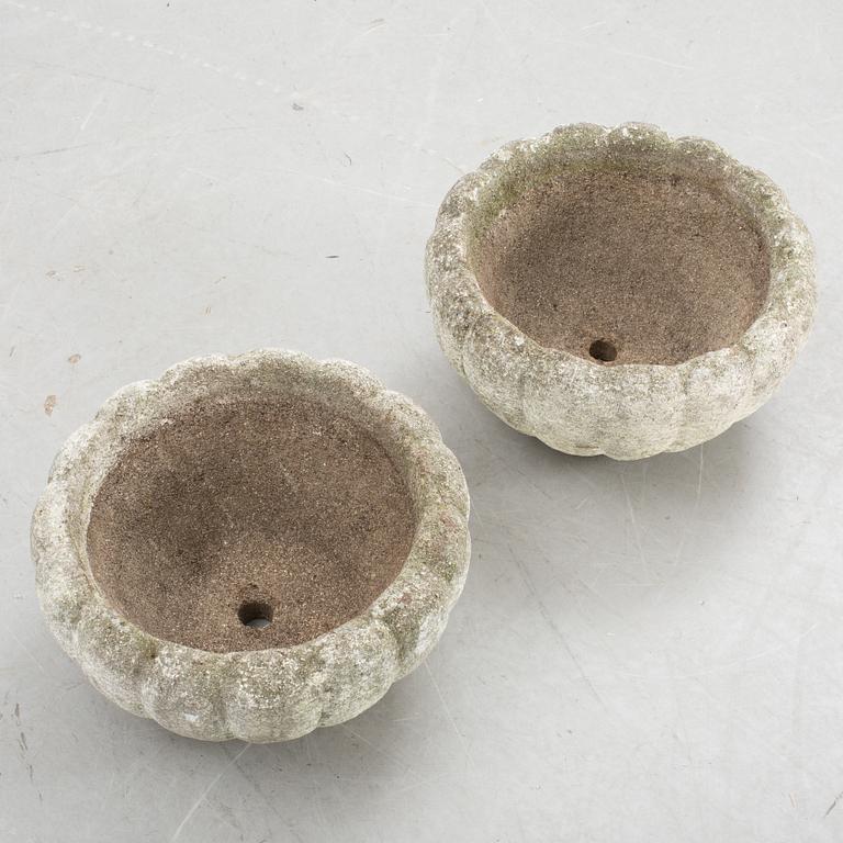 TRÄDGÅRDSURNOR, ett par.