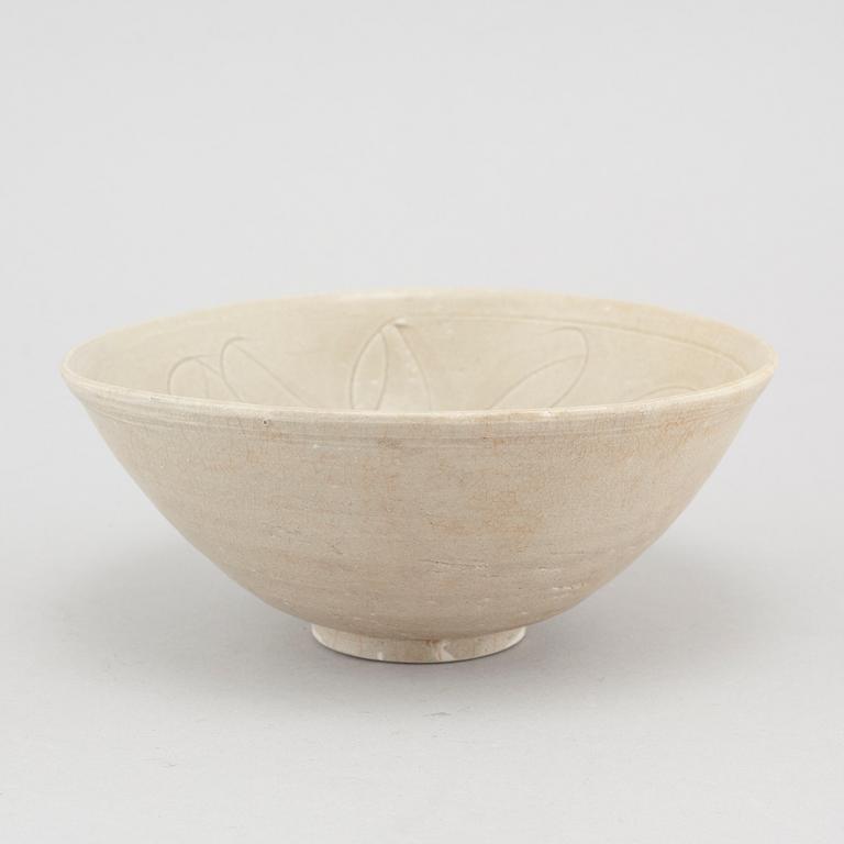 A olive green glazed bowl, Yuan/Ming dynasty.