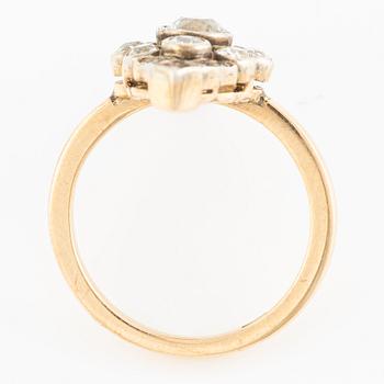 Ring in 18K gold set with old-cut diamonds, circa 1900.