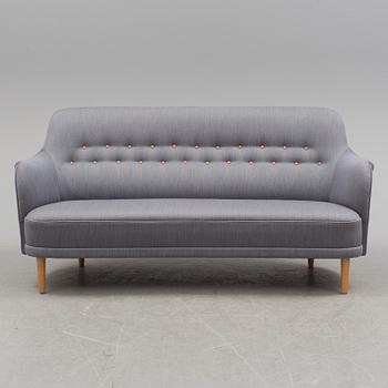 A "Samsas" sofa by Carl Malmsten, OH Sjögren, Tranås, 2015.