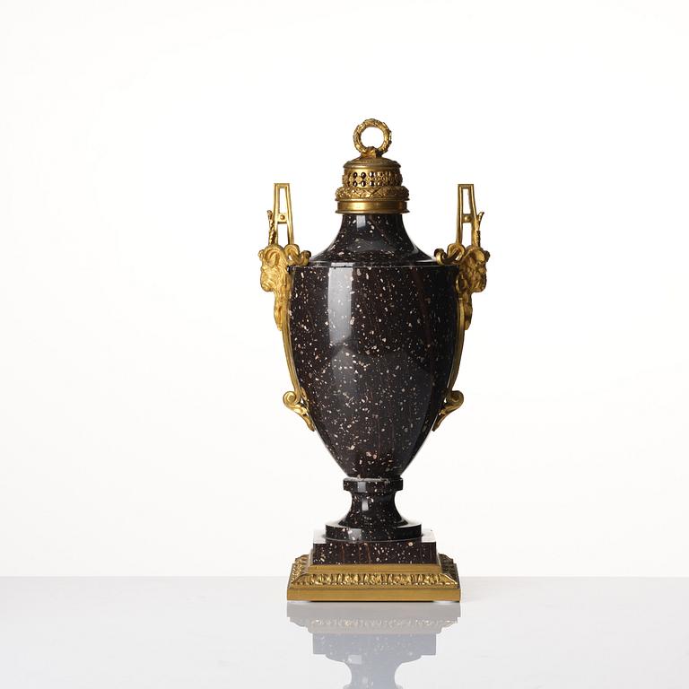 A Swedish 'Gammelklitt'-porhyry urn with cover, Älvdalen, early 19th century.
