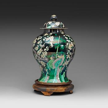 A 'famille noire' jar with cover, late Qing Dynasty (1644-1912).