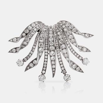 739. A brilliant- and old-cut diamond brooch/clip. Total carat weight of diamonds circa 9.50 cts.