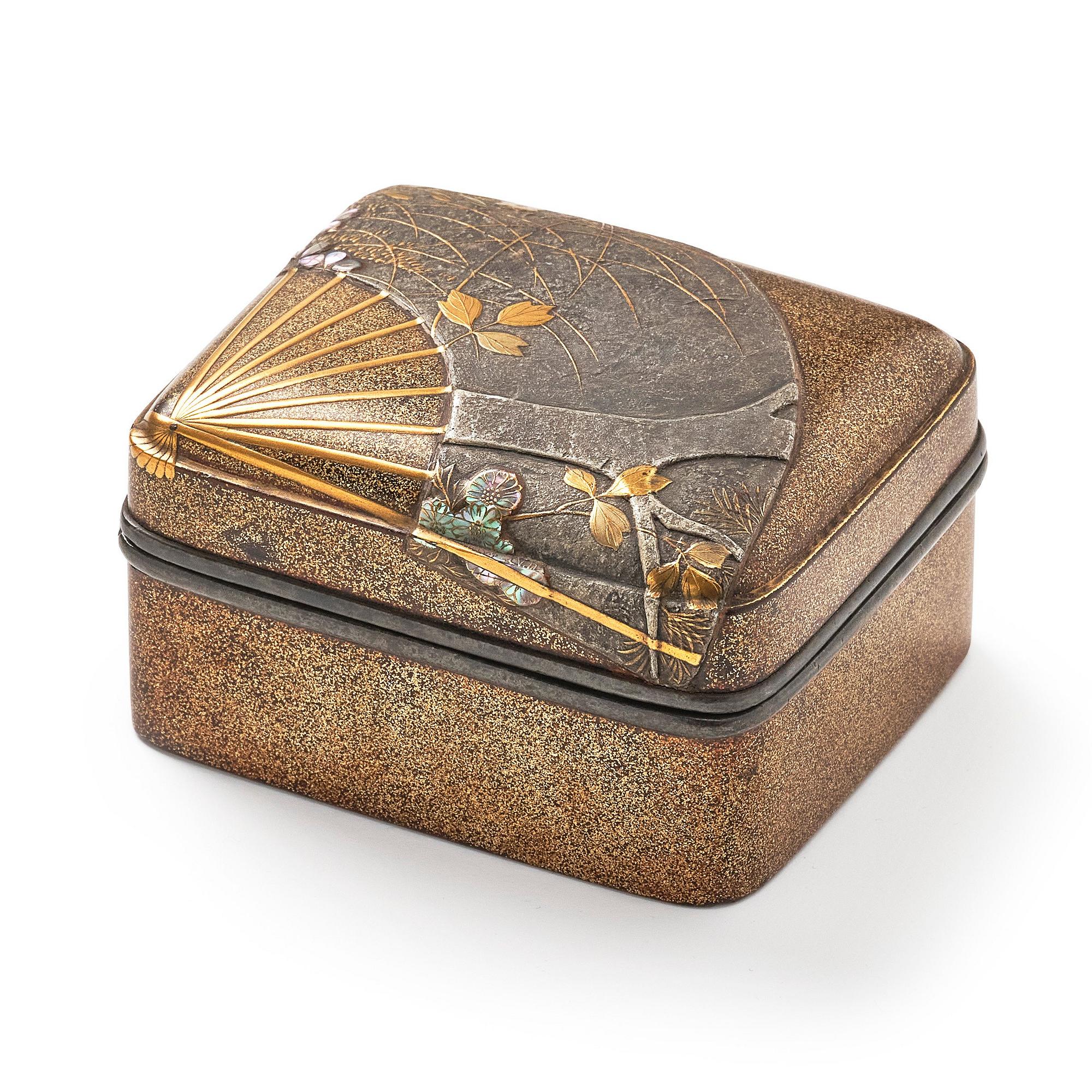 Ask med lock, lack, s.k. Kobako. Japan, Edoperioden (1666-1868).