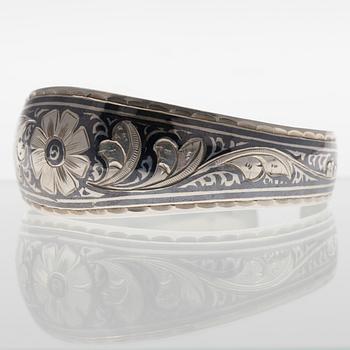 ARMRING, silver, niello, Ryssland, Dagestan, 1900-talets slut. Vikt 20,2 g.