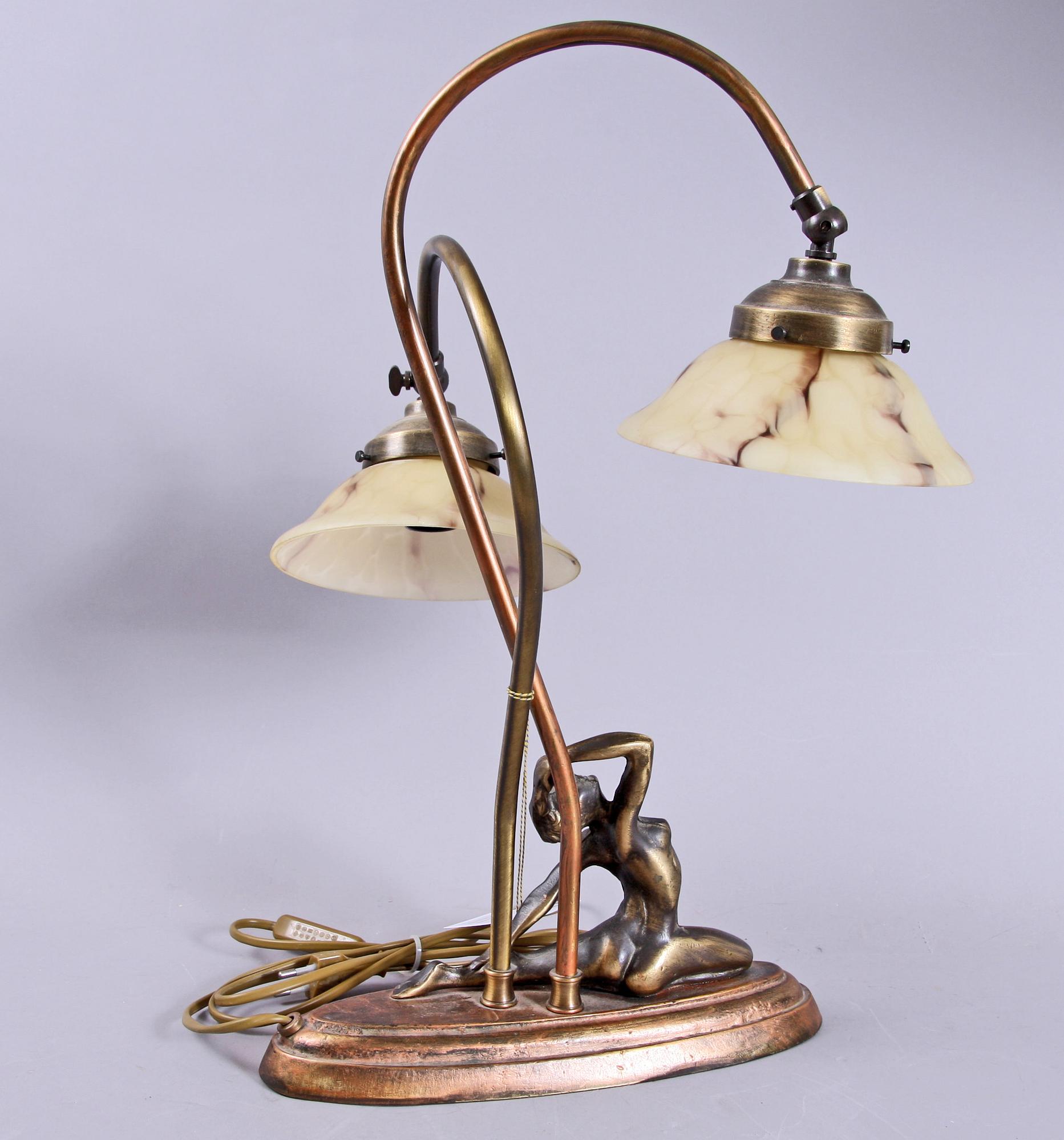 BORDSLAMPA, Art decostil, 1900-talets andra hälft.