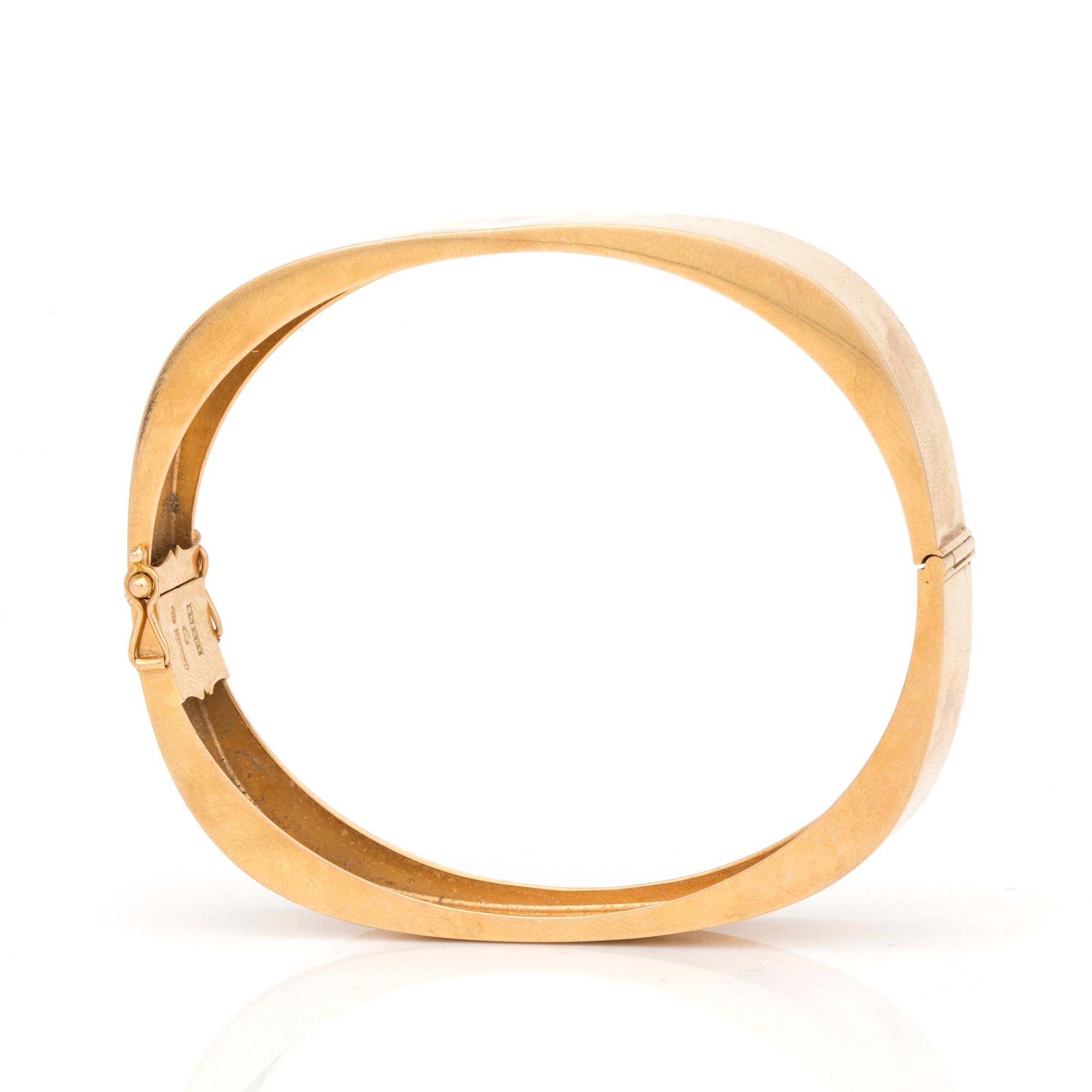 An 18K gold bracelet.