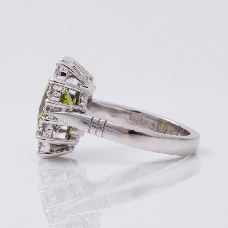 RING med peridot, ca 4.30 ct, samt briljantslipade diamanter totalt ca 0.65 ct.