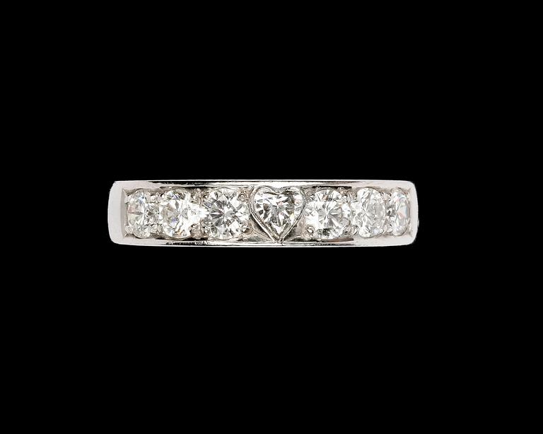 RING, seven brilliant- and heart cut diamonds, tot. 1.12 cts.