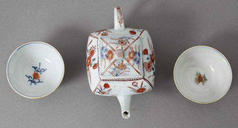 TEKANNA samt 2 KOPPAR, porslin, Kina, Qingdynastin 1700-tal.
