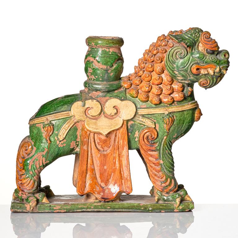 Rökelse/ljushållare, keramik. Sen Mingdynasti (1368-1644).