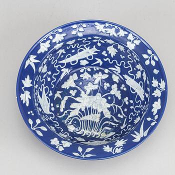 A blue and white reverse decorated basin, Mingstyle, late Qing dynasty.