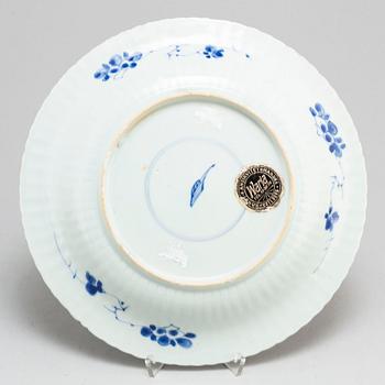 A blue and white dish, Qing dynasty, Kangxi (1662-1722).