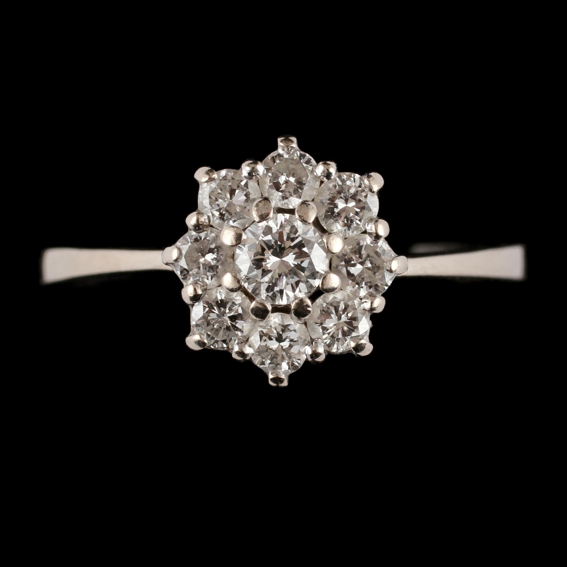 CARMOSÉRING, 18k vitguld med 9 briljantslipade diamanter, tot 0.70 ct, 1900-talets tredje kvartal. Vikt 3 g.