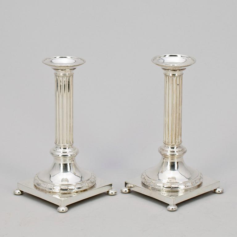LJUSSTAKAR, ett par, nysilver, gustaviansk stil, CG Hallberg, 1900-talets första hälft.