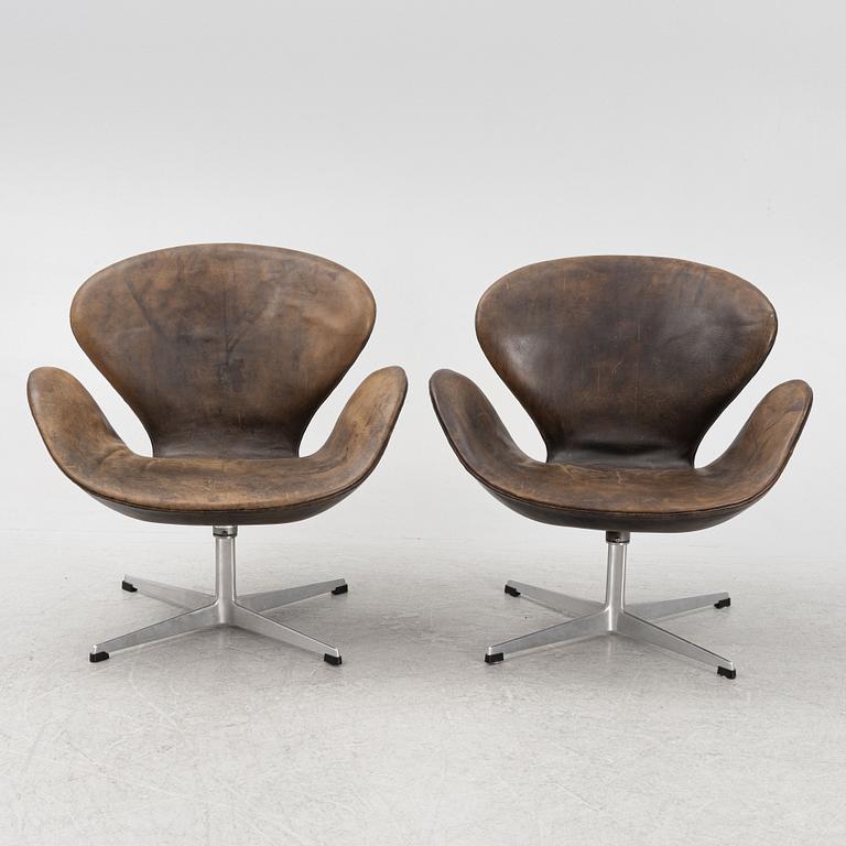 Arne Jacobsen, a pair of "The Swan" armchairs, Fritz Hansen, Denmark, 1963.