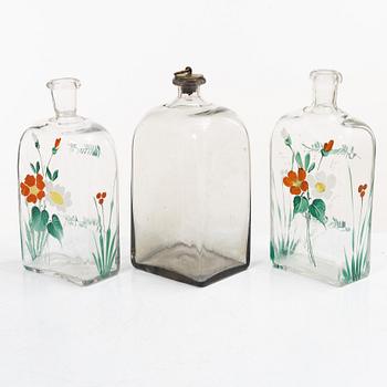 A mahogany-veneered box with glass bottles, around 1800.