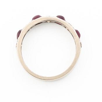 Ring in 18K white gold with rubies and brilliant-cut diamonds.