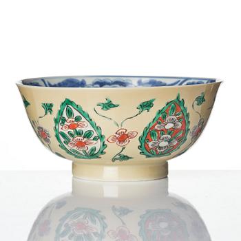 Skål samt fat, porslin. Qingdynastin, Kangxi (1662-1722).