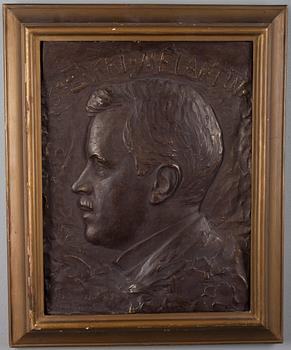 AUKUSTI VEURO, kipsireliefi, signeerattu ja päivätty Nummela -07.