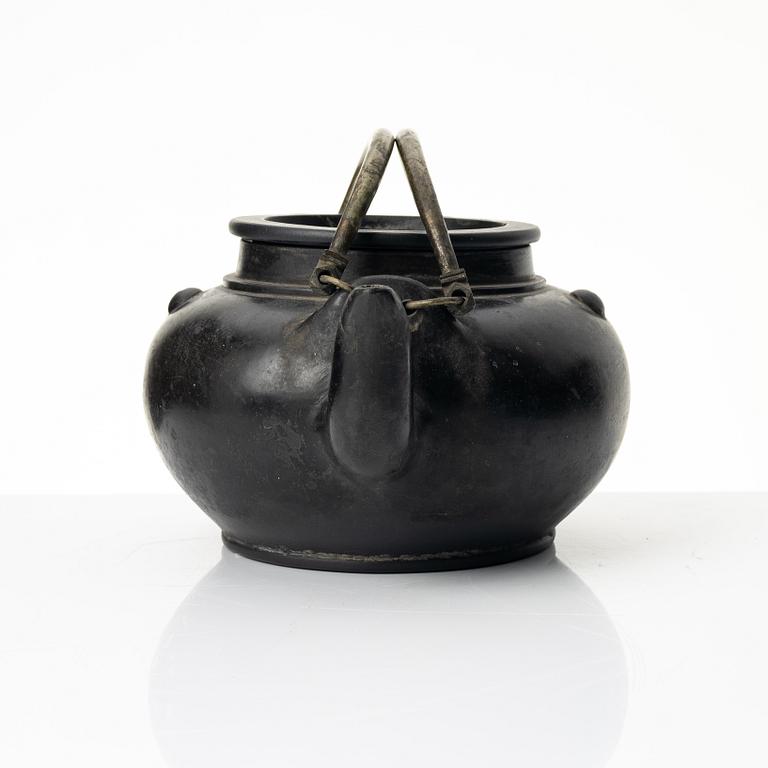 A dark yixing teapot, late Qing dynasty / early 20th century.