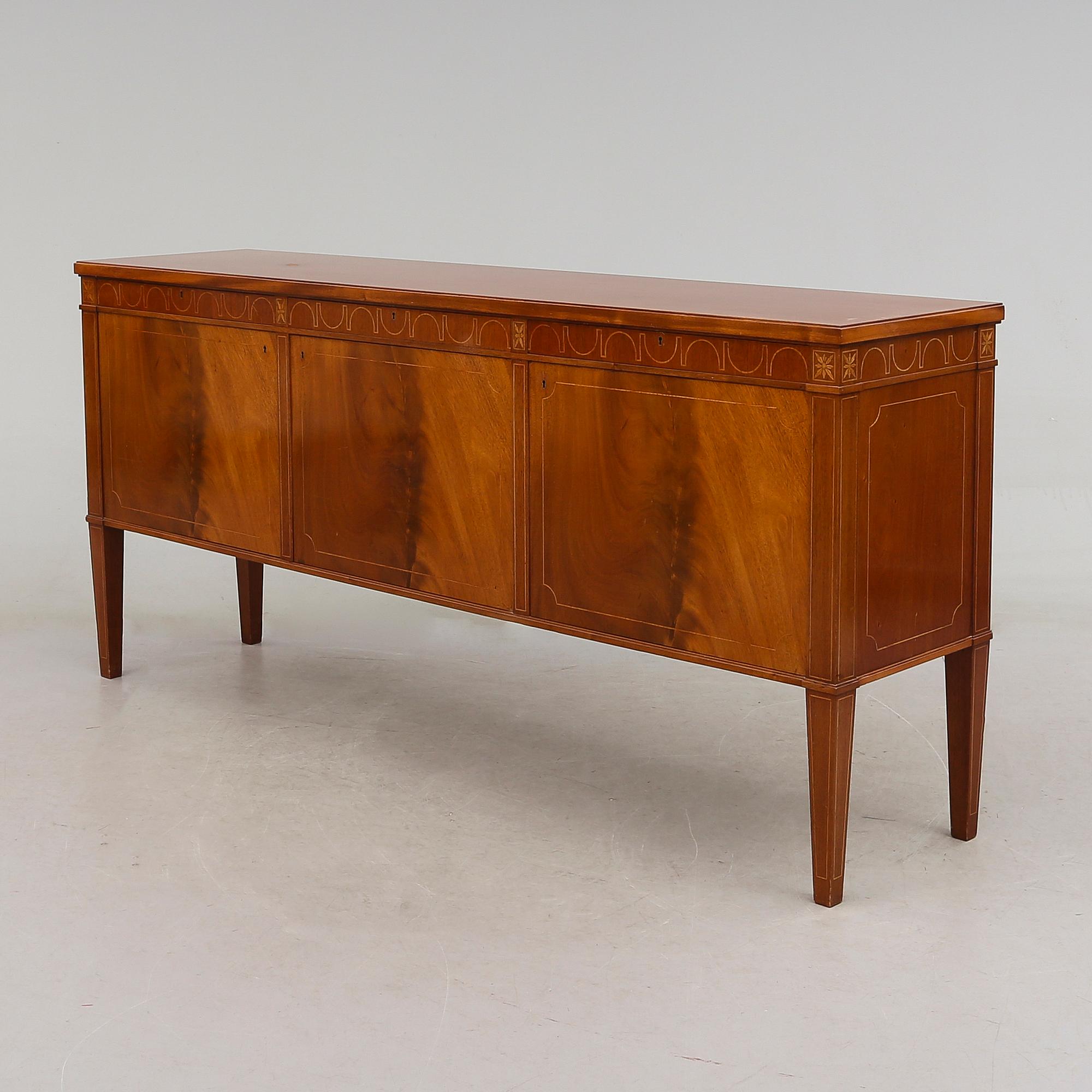 SIDEBOARD, 1900-talets första hälft.
