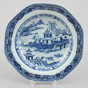 Five pieces of blue and white Chinese porcelain, Qing dynasty, 18th-19th century.