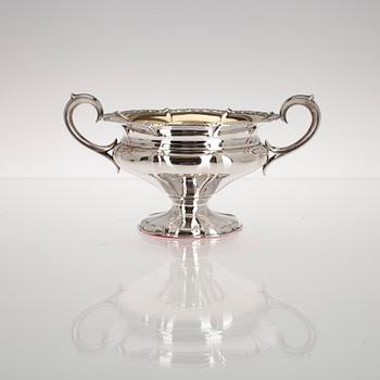 KAFFESERVIS, 3 delar, silver, rokoko stil, Suomen kultasepät, Åbo 1935-1936. Tot. vikt ca 1349 g.