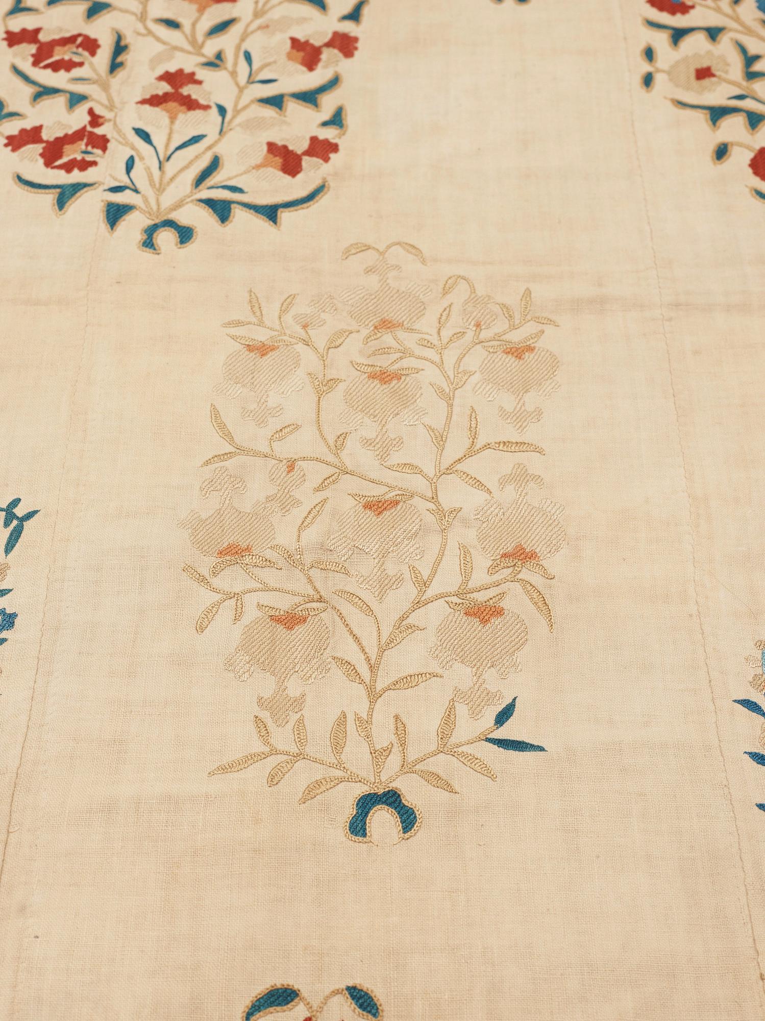 ANTIKT NURATA SUZANI. 216,5 x 145,5 cm.