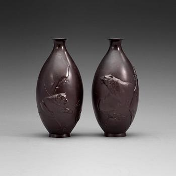 A pair of bronze vases, Meiji (1868-1912).