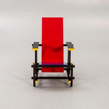 Gerrit Rietveld, fåtölj, "Red and blue chair", Cassina numrerad 4622.