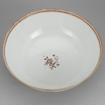 BÅLSKÅL, porslin. Kina, Qianlong (1736-1795).