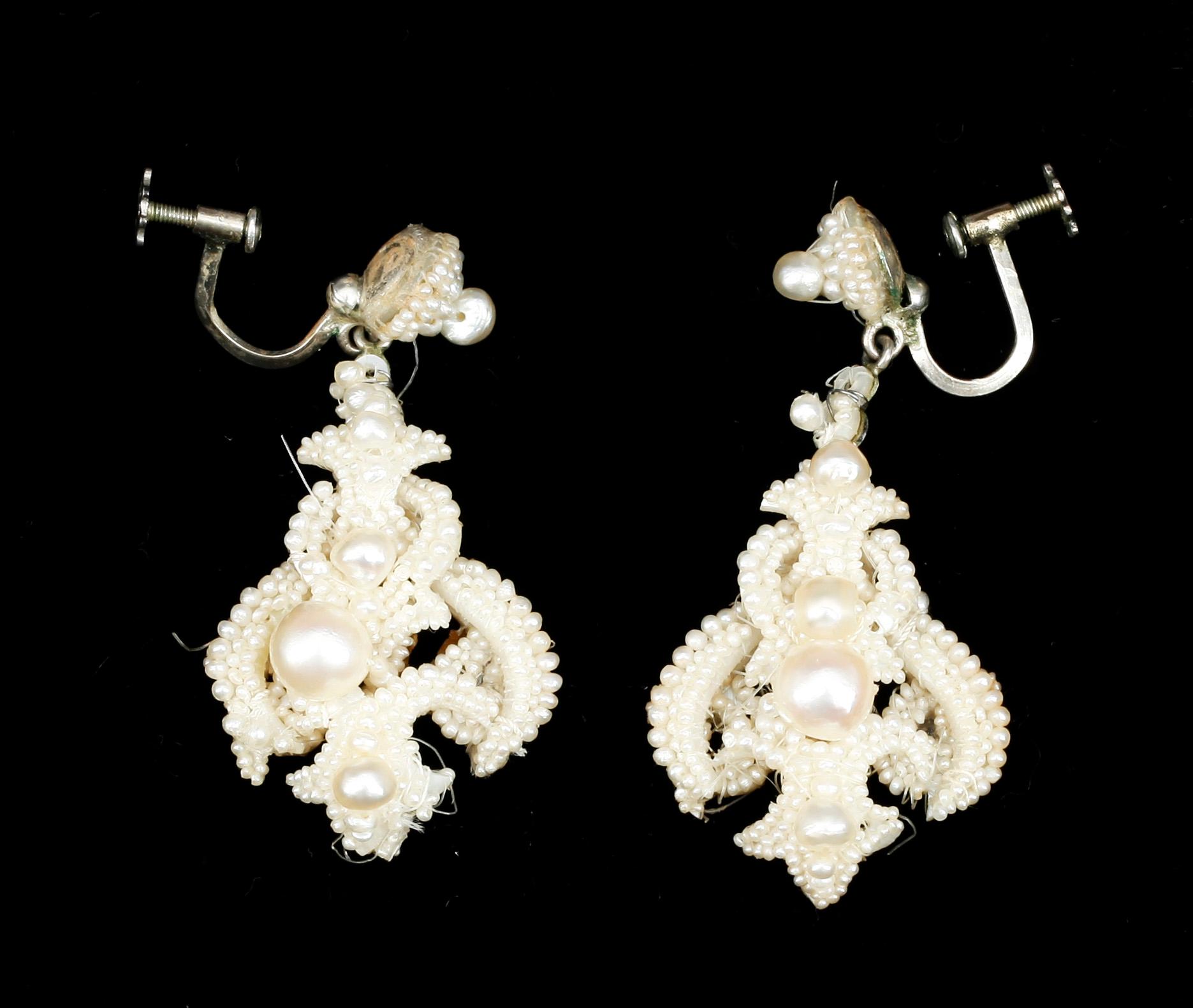 PARURE, pärlarbete, 3 delar, 1800-talets andra hälft.