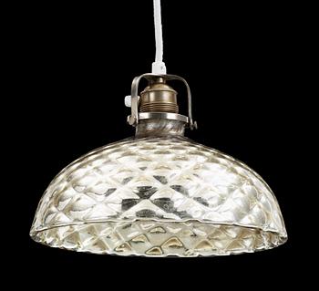 TAKLAMPA, glas, s.k fattigmanssilver, 1900-talets början. Höjd 17 exkl sladd.