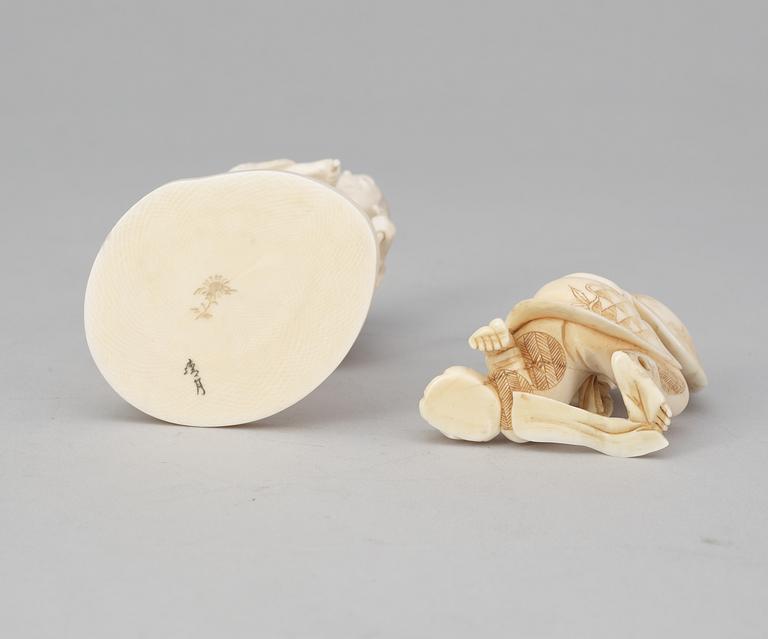 OKIMONO, 2 st. Tidigt 1900-tal. Japan.