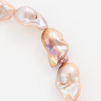 Necklace with cultured baroque rosé pearls, clasp 18K gold.