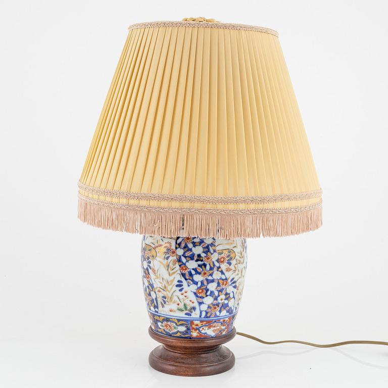 A Chinese table lamp, 20th century.