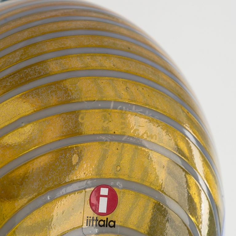 Oiva Toikka, årsfågel och ägg 2004, "Blue Scaup Duck", signerade O. Toikka Nuutajärvi 2004.