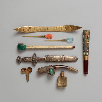 PARTI, smycken, nagelskydd, ciggarettmunstycke m.m. Qingdynastin samt omkring 1900.