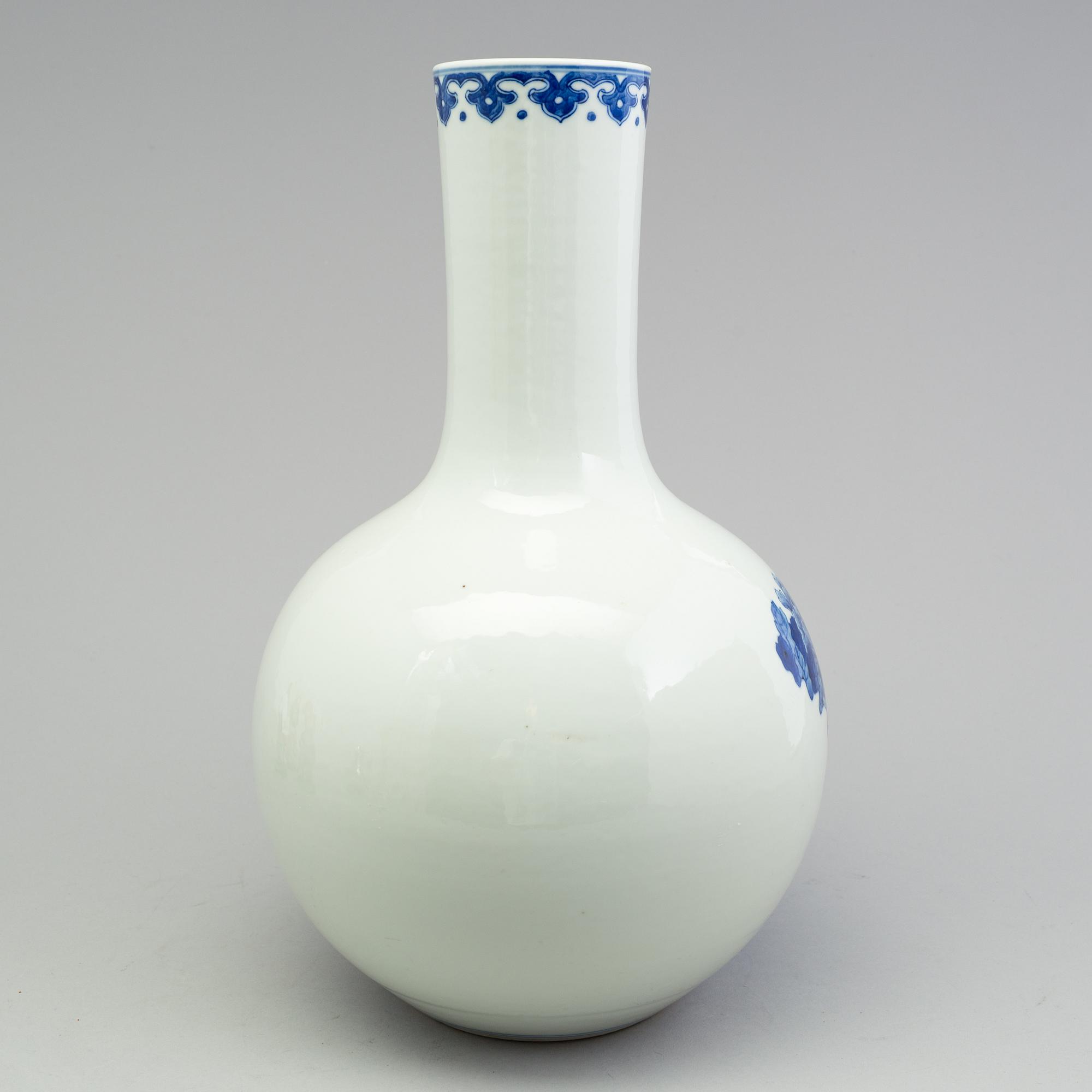 A Chinese porcelain blue and white vase, 20th century.