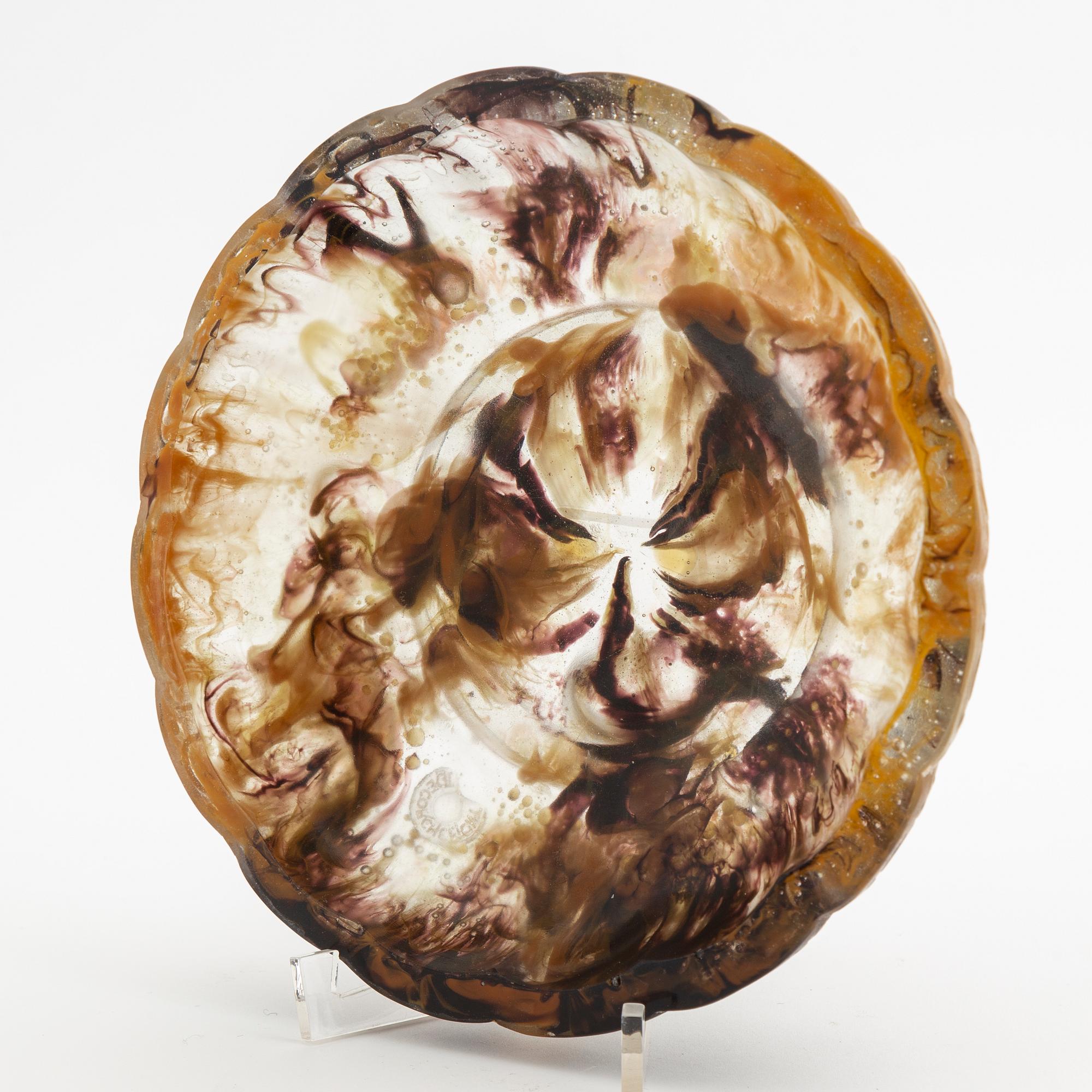 Francois-Emile Decorchemont, skål på fot, pate de verre, Frankrike, 1900-talets första hälft.