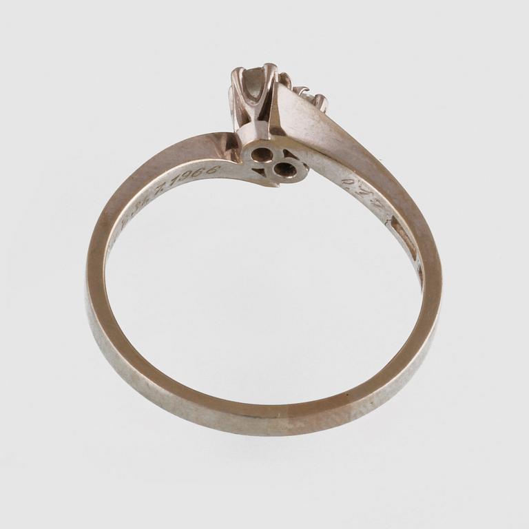 RING, 18K vitguld med 2 briljantslipade diamanter 0.17 ct, Gustav Dahlgren & Co, Malmö, 1964. Vikt 3,3 gram.
