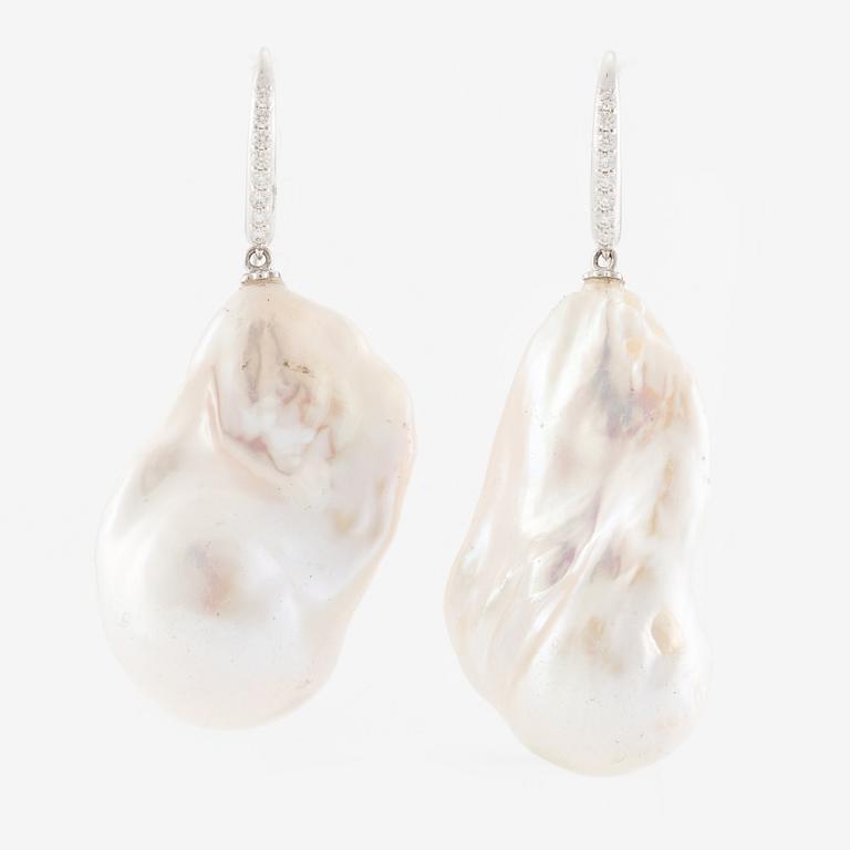 Örhängen 18K vitguld med odlade barocka sötvattenspärlor och briljantslipade diamanter.