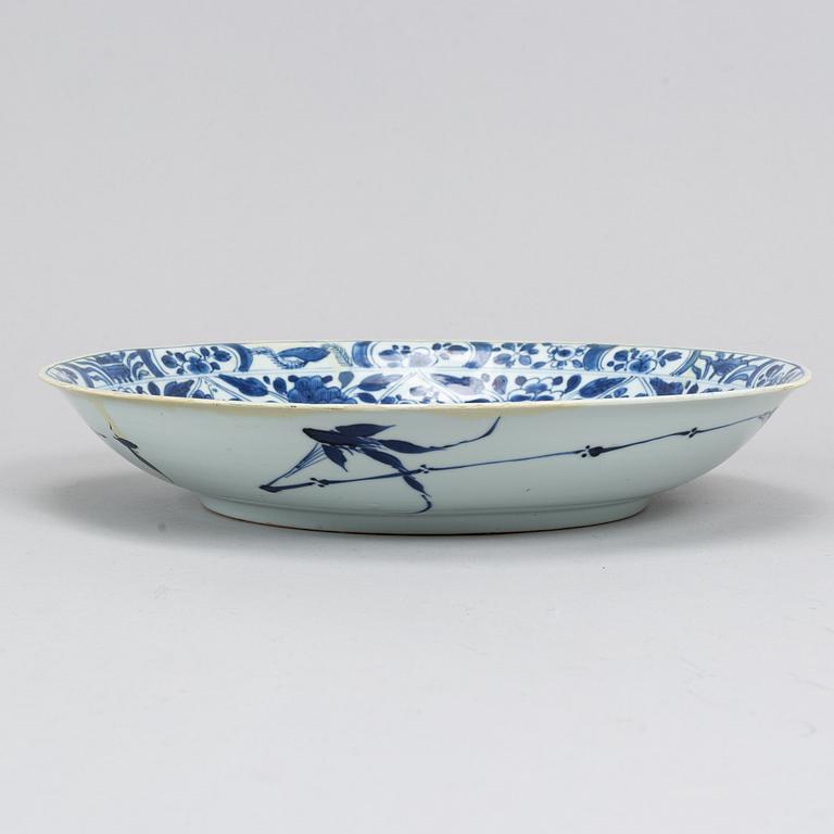 A blue and white dish, Qing dynasty, Kangxi (1662-1722).