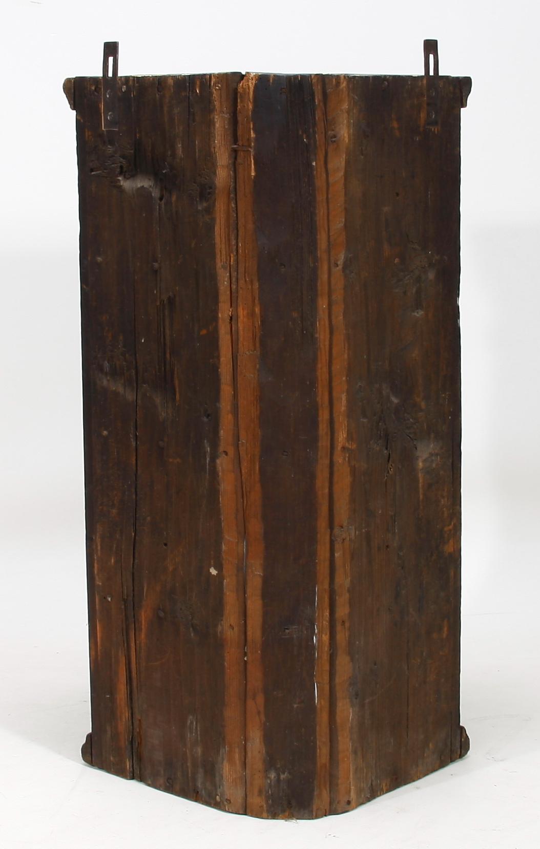 HÖRNHÄNGSKÅP. Allmoge, 1700/1800-tal.
