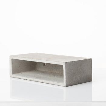 Stina Lindholm, kruka, "Spira", Skulpturfabriken, samt kruka och väggklocka i betong, samtida produktion.